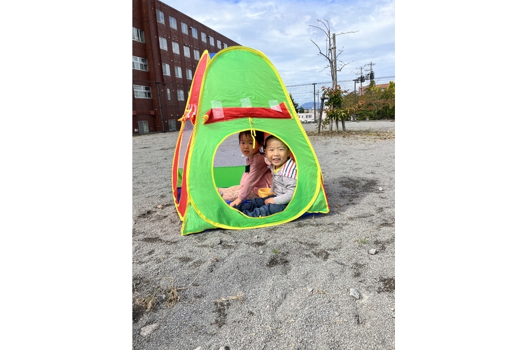 保育園　テント　笑顔