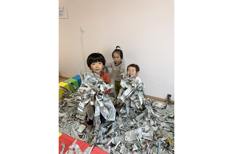 保育園　新聞紙　自由