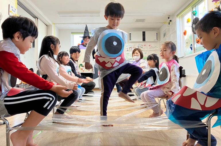 クモの巣　ジャンプ　見守る