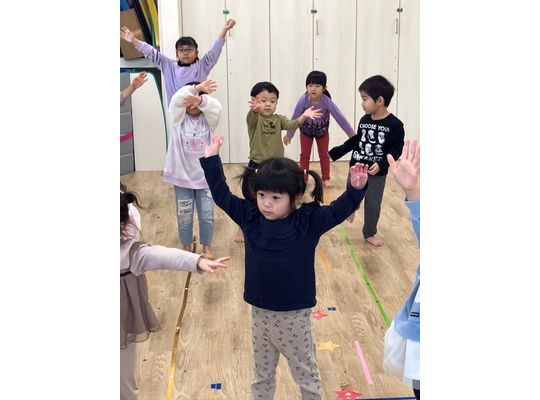保育園　リズム体操　万歳