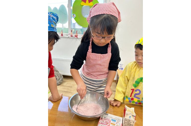 保育園　料理　ピンク　いちご