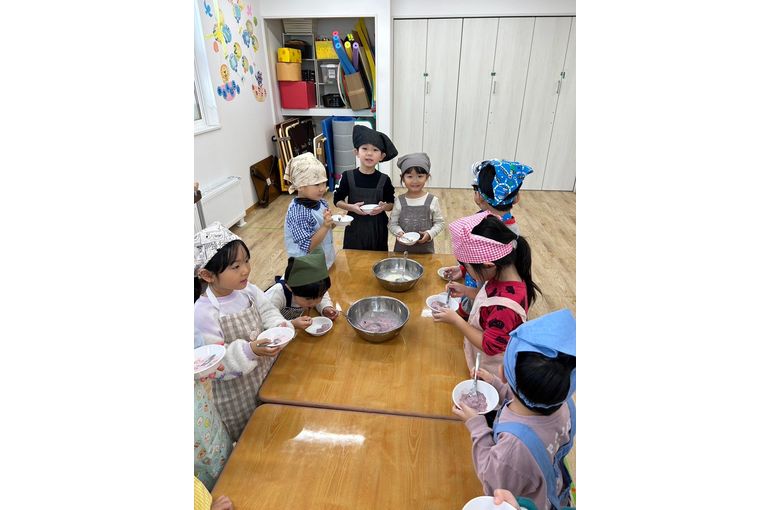 保育園　みんなで　いただきます