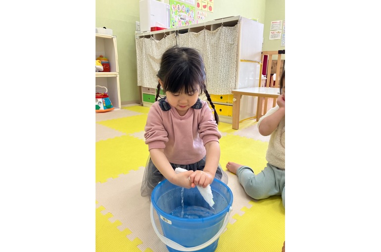 保育園　雑巾しぼり　バケツ