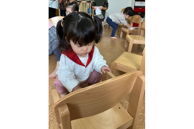 保育園　子ども　掃除　椅子　ごしごし