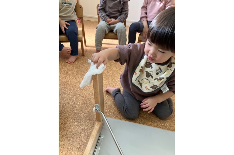 保育園　子ども　掃除　机　ふきふき