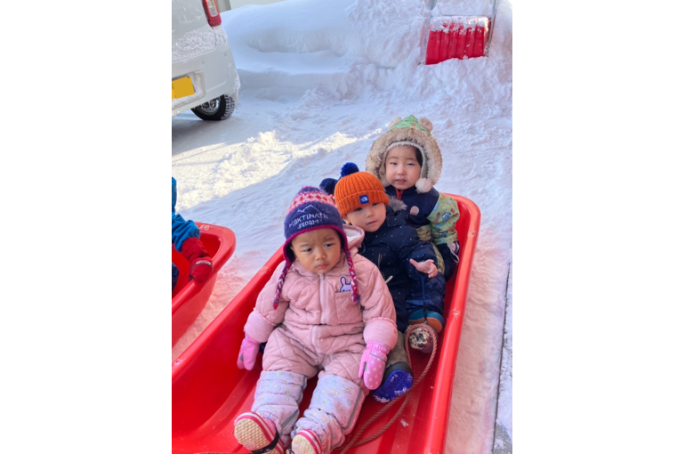 外遊び　うずうず　子どもたち　そり　出発