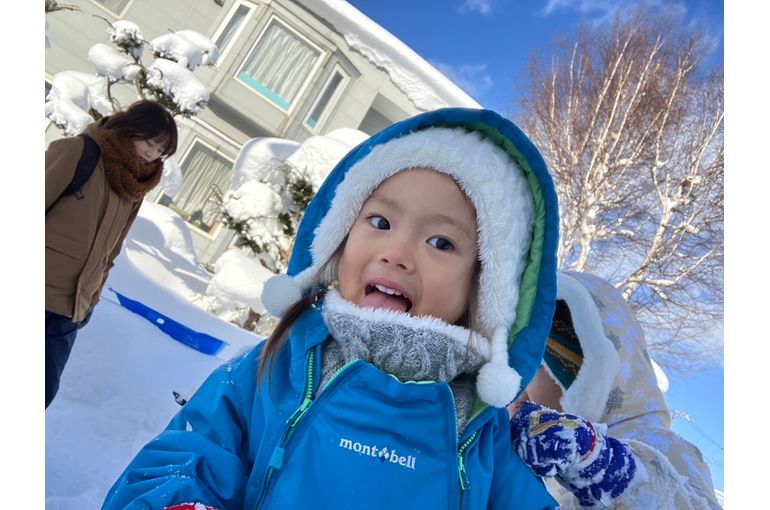 ほっぺた　赤　雪遊び　楽しむ