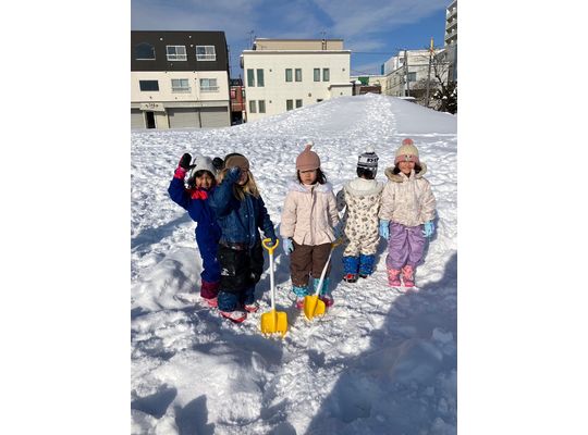 保育園　子どもたち　雪　遊び