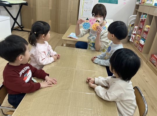 話を聞く　園児