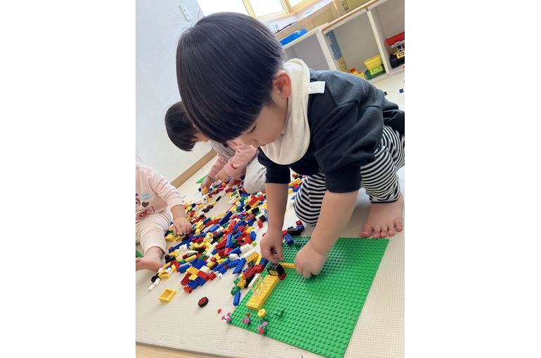 レゴブロック　遊ぶ　子供
