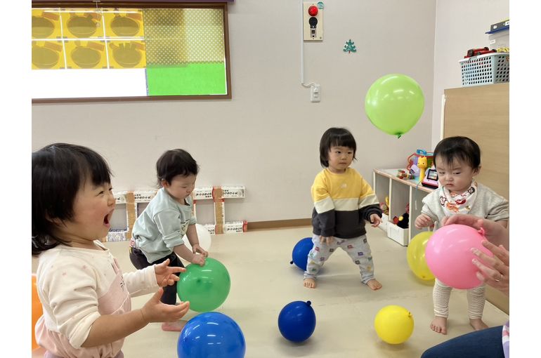風船　驚く　子供たち