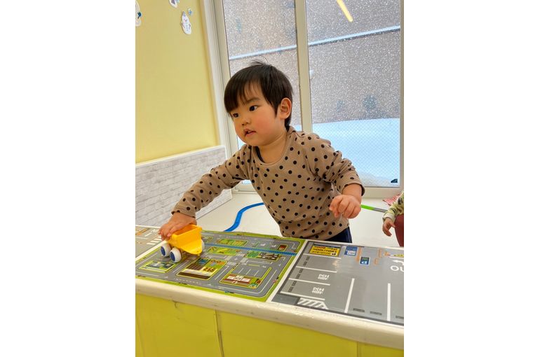 保育園　子ども　遊び　車　ぶーん