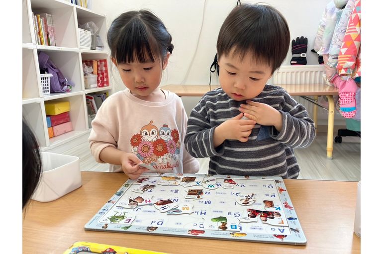保育園　子ども　パズル　解く