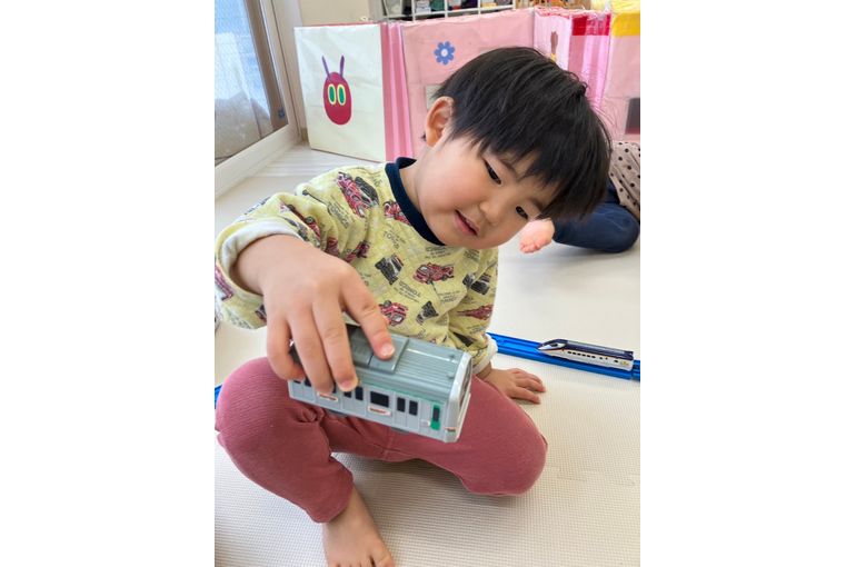 保育園　子ども　車　電車　道路