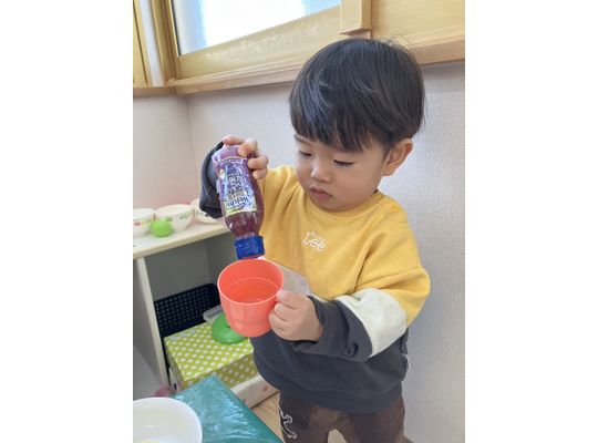 コップ　飲み物　入れる