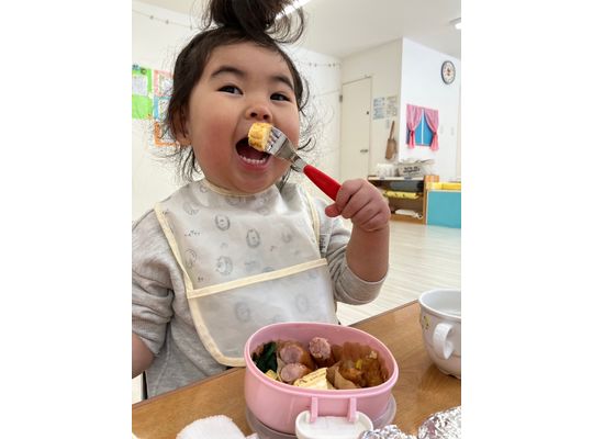 大きな口で食べる子供