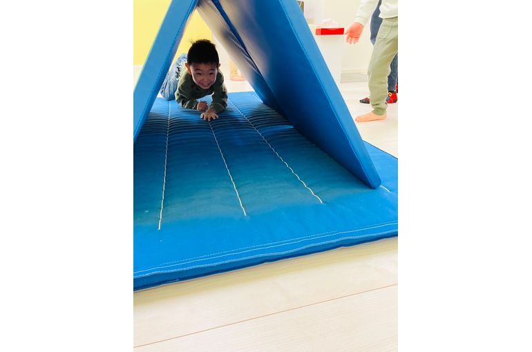 北海道　札幌　保育園　遊び　トンネル　マット