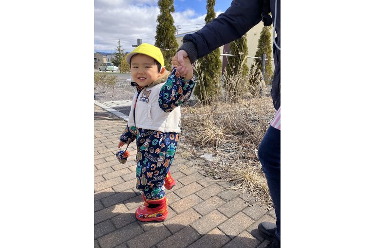笑顔　手つなぎ　園児