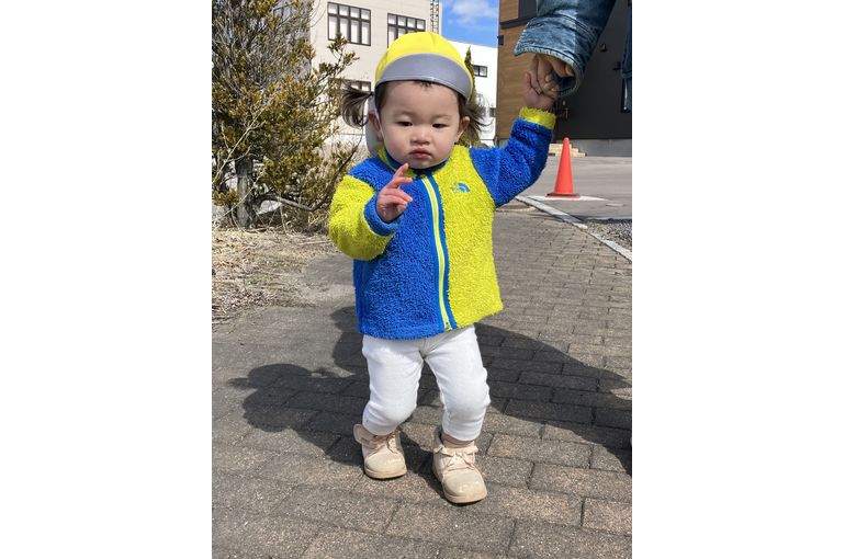 ピース　手つなぎ　園児