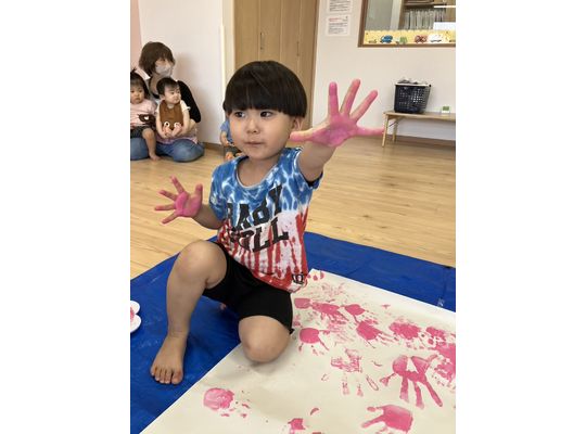 ピンクの手のひら　見せる　園児1