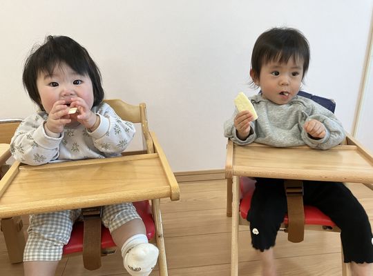 食事している子ども