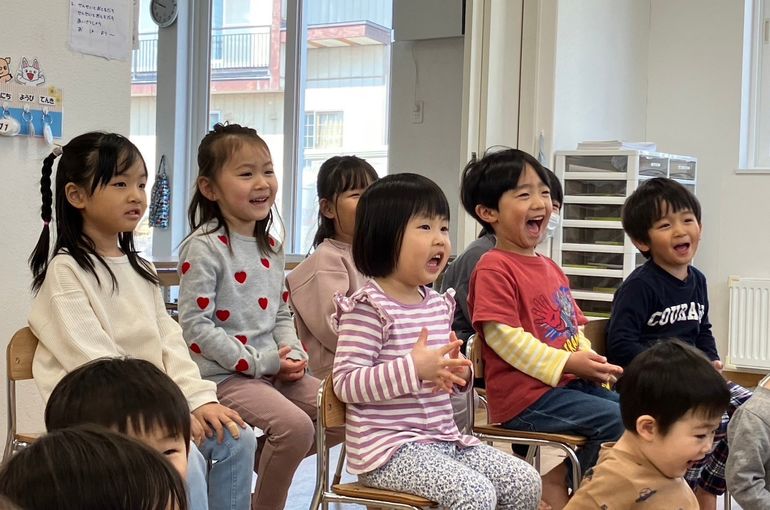 北海道　江別　保育園　だるまさんが　ペープサート　見ている　様子