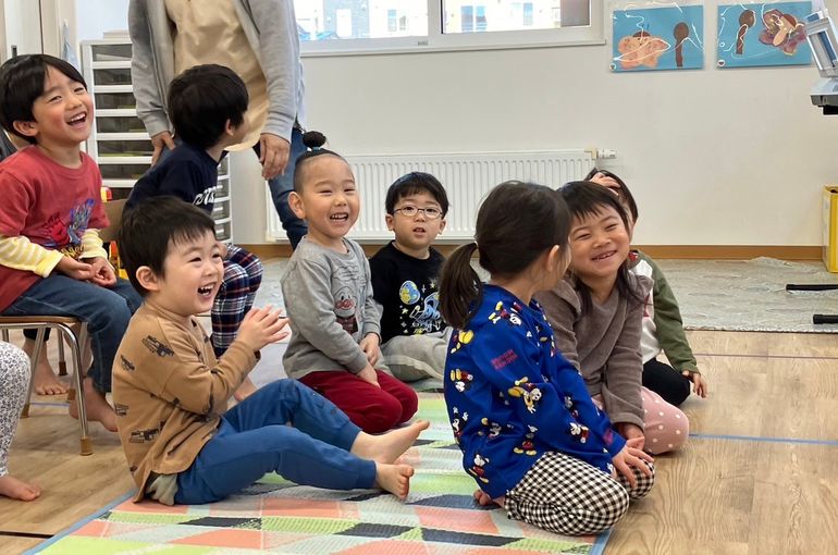 北海道　江別　保育園　ペープサート　楽しんでいる　様子