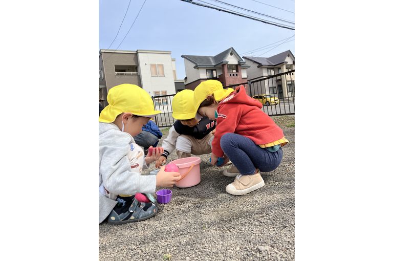 砂遊びをする子供たち