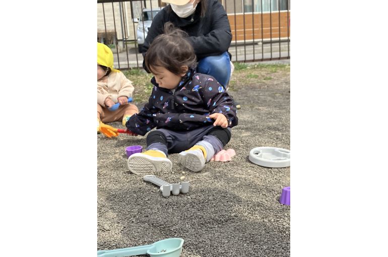 砂遊びをするこども②