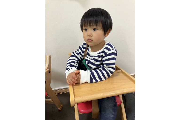 椅子に座るこども