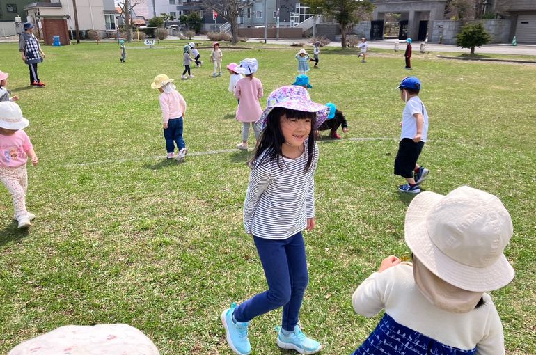 北海道　野幌　保育園　公園　走る　様子