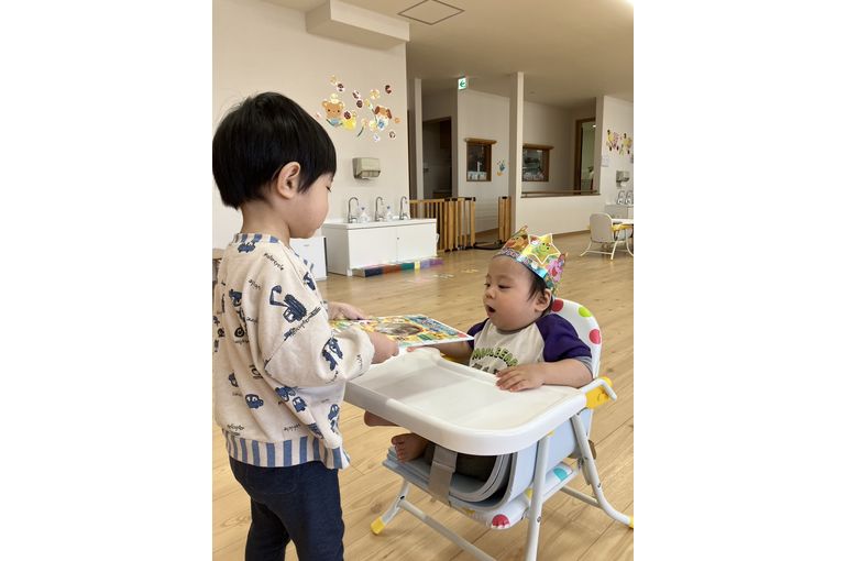 北海道　元江別　保育園　バースデーカード　プレゼント　口開けてる　園児　様子