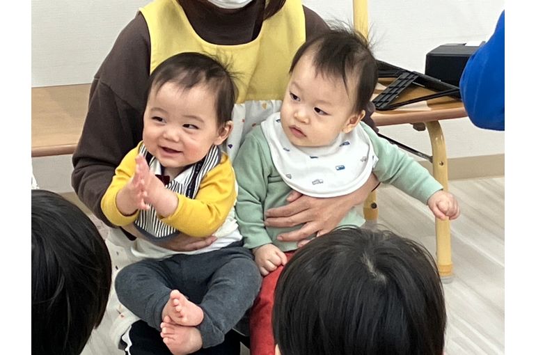 にこにこ　お座り