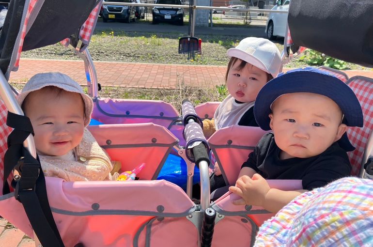 北海道　野幌　保育園　お散歩　カート　子どもたち　様子