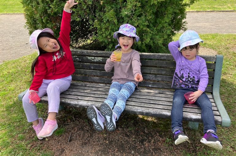 北海道　野幌　保育園　お散歩　公園　ベンチでの写真