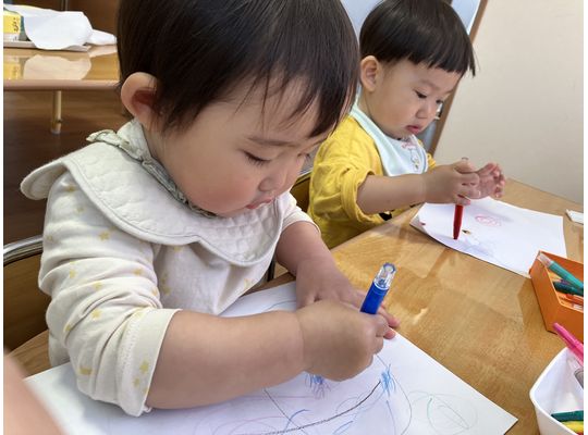 ペンで絵を描く　こども