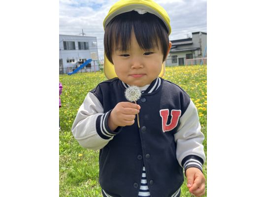 タンポポをもつ男の子
