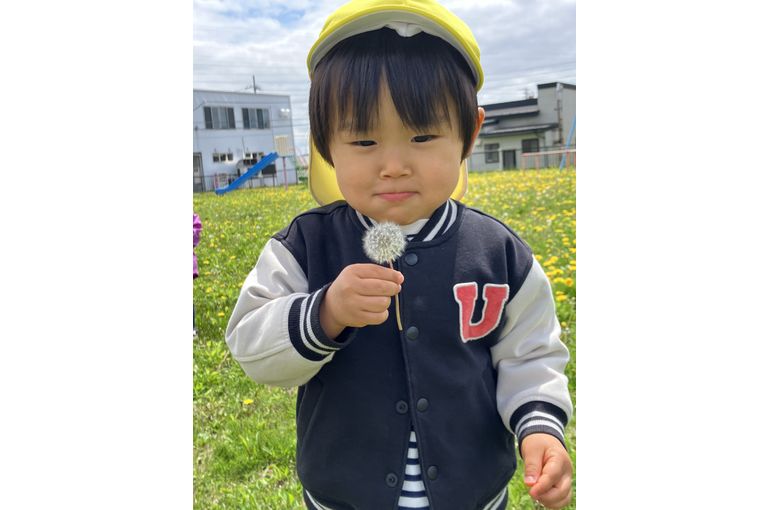 タンポポをもつ男の子