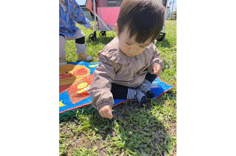 草花を触るこども①