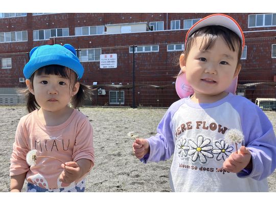 たんぽぽを持つ子供2人