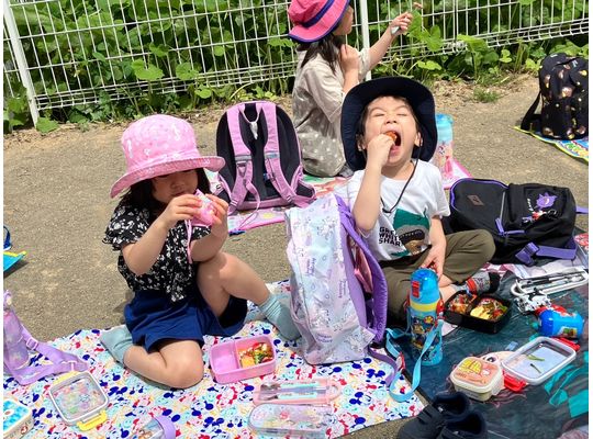 おにぎりを頬張るこども