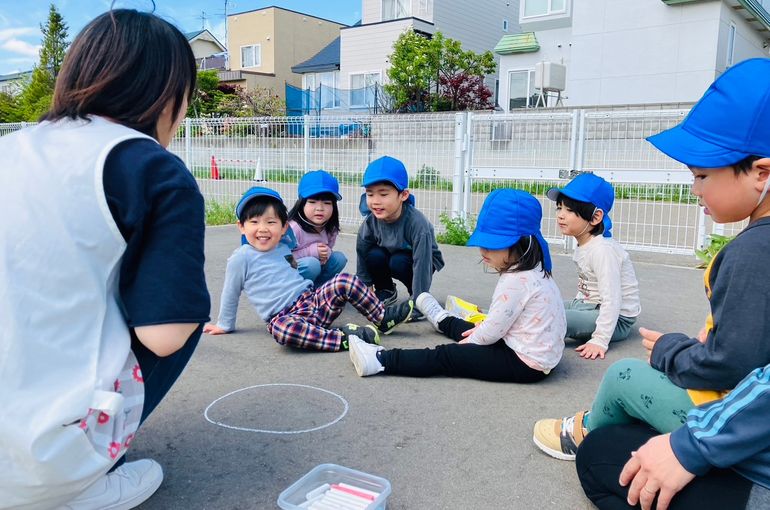 北海道　札幌　江別　保育園　チョーク　お絵描き　様子