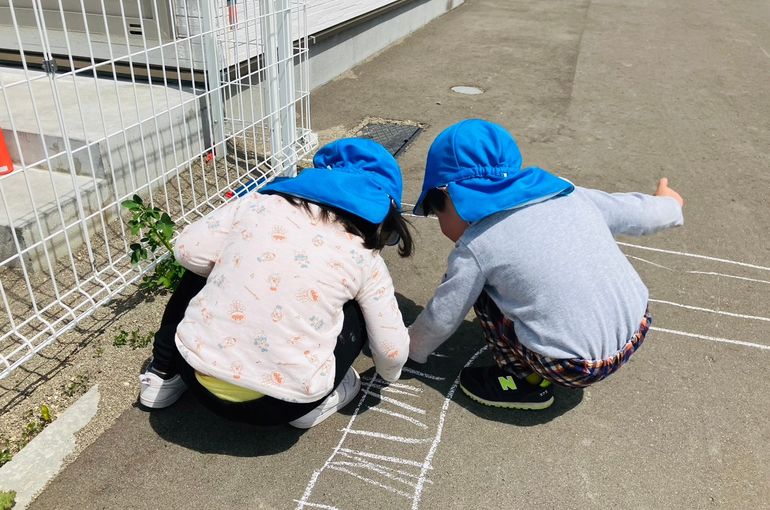 北海道　札幌　厚別　保育園　チョーク　お絵描き　様子