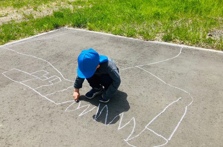 北海道　札幌　厚別　保育園　チョーク　お絵描き　様子