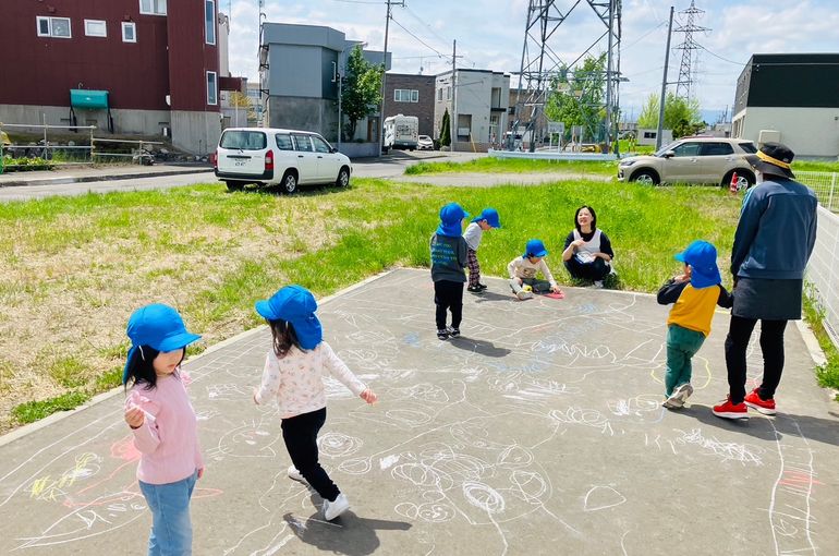 北海道　札幌　厚別　保育園　チョーク　お絵描き　様子