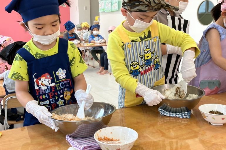 北海道　札幌　野幌　保育園　おにぎり　クッキング　様子
