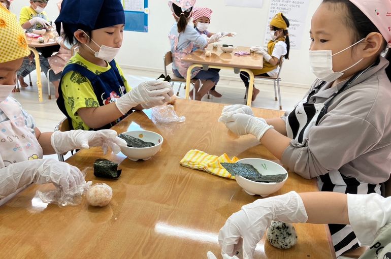 北海道　札幌　野幌　保育園　おにぎり　ラップ包み　様子