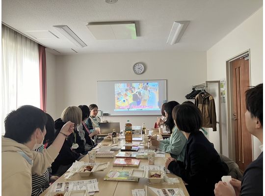茶話会で動画を見る保護者
