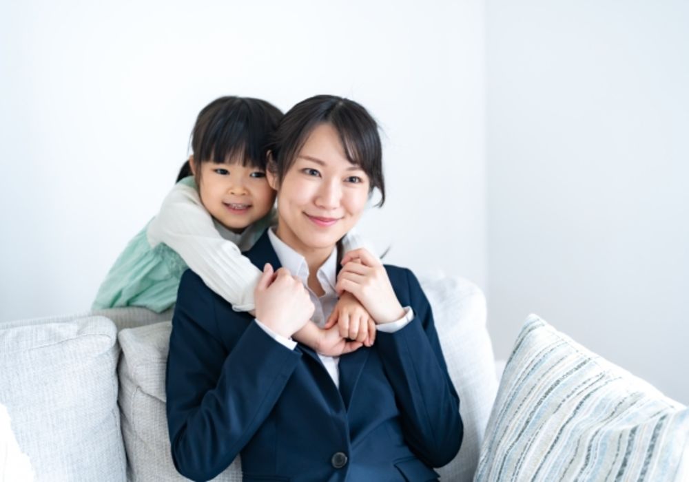 スーツを着ている親と抱きつくこども