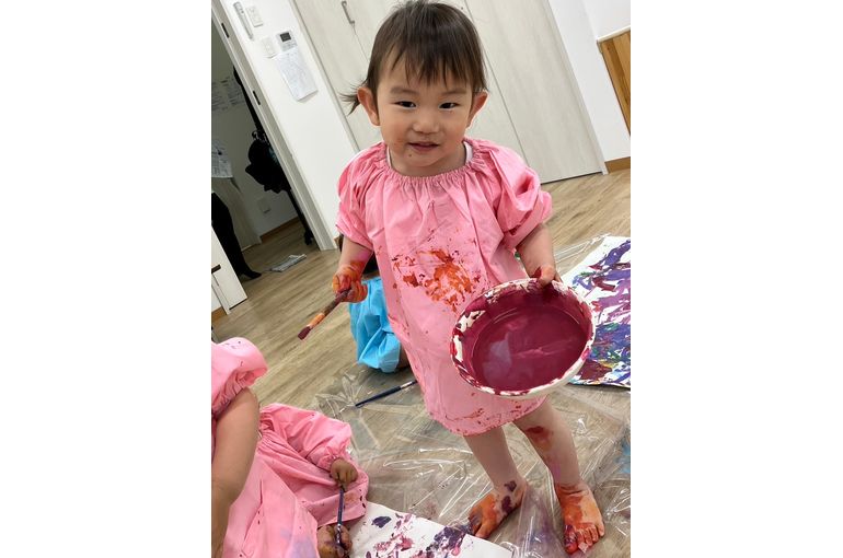 北海道　札幌　江別　保育園　お絵描き　楽しむ　女の子